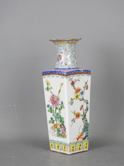 CHINA: Porcelain quadrangular vase with polychrome...