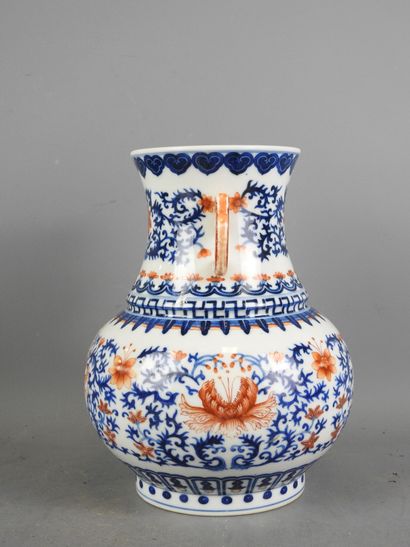 CHINE : Vase à deux anses en porcelaine blanc...