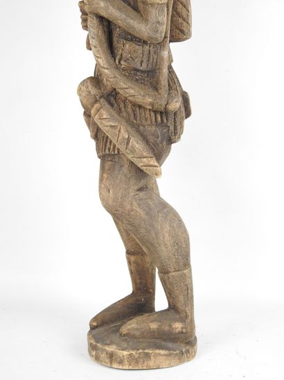 DOGON, Mali. Chasseur debout avec arc, dagues...