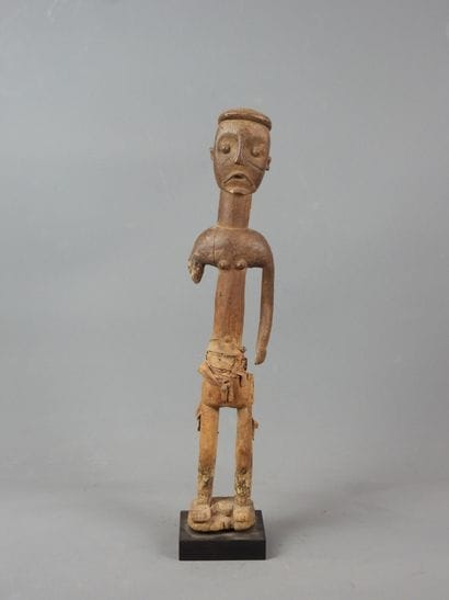 Afrique. Statuette en bois. H. 52 cm. Manque...