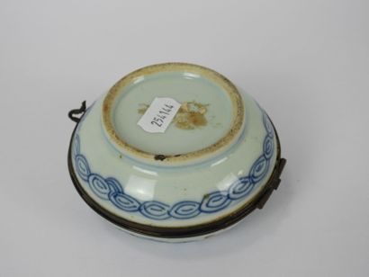 CHINE : Boîte de forme circulaire en porcelaine...