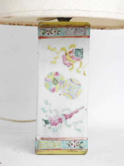 CHINE: Petite lampe rectangulaire en porcelaine...