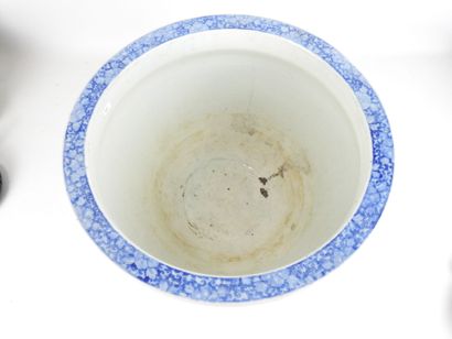 CHINE. Grand cache-pot en porcelaine blanc...
