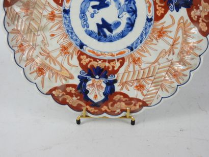 JAPON : Plat de forme circulaire à en porcelaine...