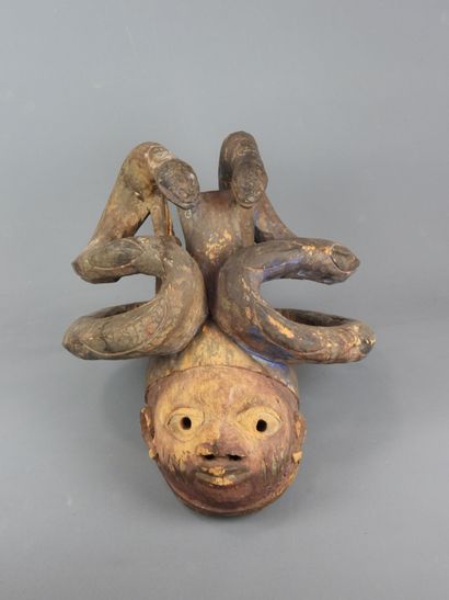 YOROUBA, Nigéria.

Bois, pigments.

Masque-heaume...