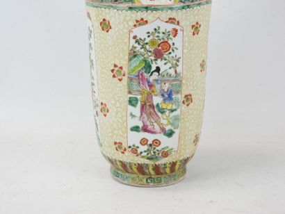 GRAND VASE en porcelaine à décor en émaux...