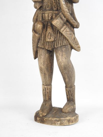 DOGON, Mali. Chasseur debout avec arc, dagues...