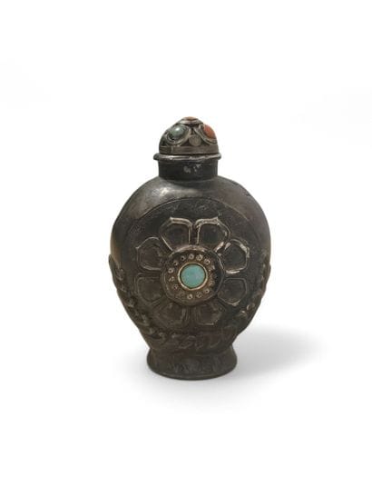 CHINE, fin XIXe.
Tabatière en argent à décor...