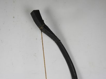 ARC en bois patiné noir. H. 104 cm.
