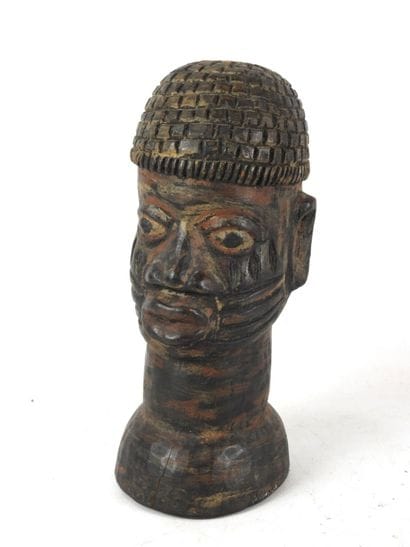 AFRIQUE : Tête en bois sculpté et trace de...