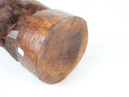 Tête africaine en bois sculpté. H. 33 cm...
