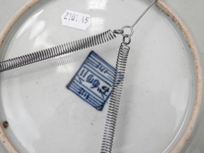 CHINE : Trois assiettes en porcelaine à décor...