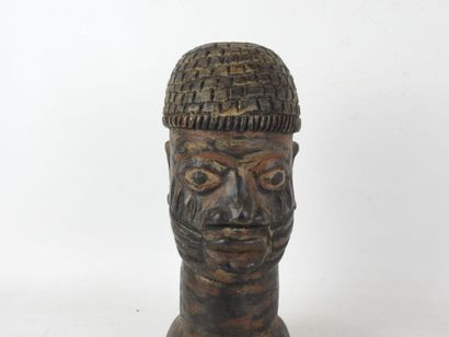 AFRIQUE : Tête en bois sculpté et trace de...