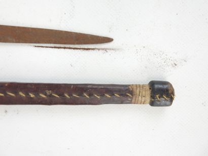 AFRIQUE : Deux machettes avec manche en bois...