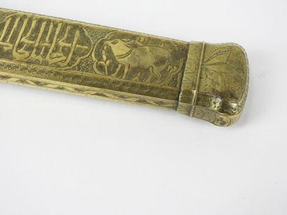 IRAN : Encrier divit en bronze ciselé à décor...