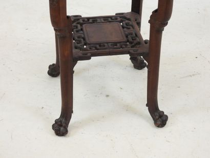 CHINE OU INDOCHINE : Sellette en bois sculpté...