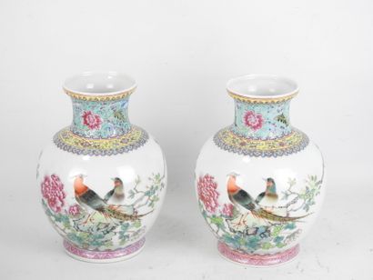 CHINE. Paire de vases pansus en porcelaine...