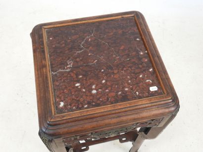 CHINE OU INDOCHINE : Sellette en bois sculpté...