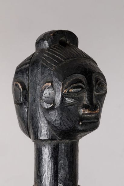 BAOULE, Côte d'Ivoire.
Bois, patine noire.
Etrier...