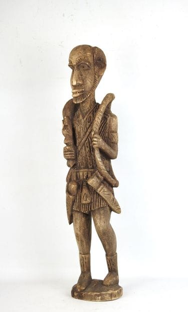 DOGON, Mali. Chasseur debout avec arc, dagues...