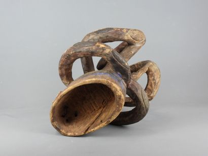 YOROUBA, Nigéria.

Bois, pigments.

Masque-heaume...