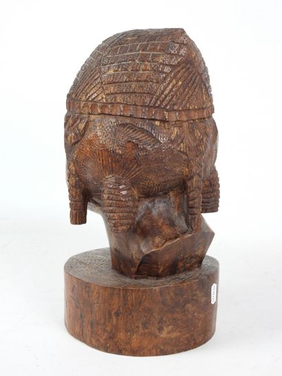 Tête africaine en bois sculpté. H. 33 cm...