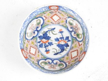 CHINE. Coupelle en porcelaine blanc bleu...