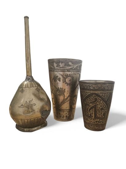 EXTRÊME-ORIENT, XXe.
Lot comprenant 2 verres...