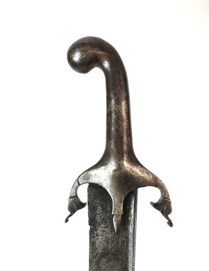 ARMES BLANCHES. Sabre PALA indo-perse à monture...