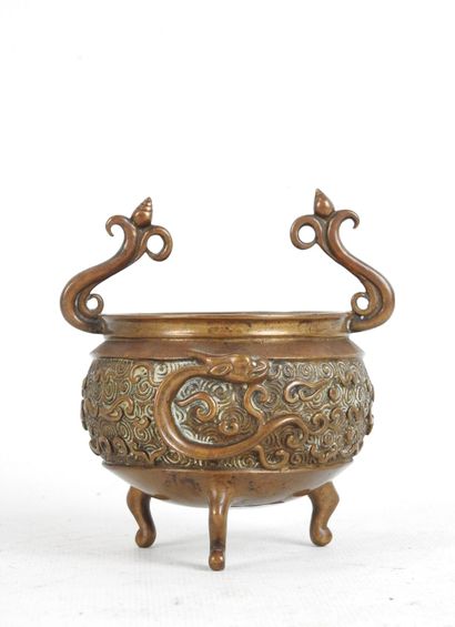 JAPON. Petit brûle parfum tripode en bronze....
