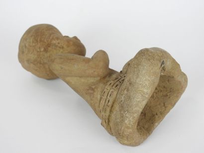 Man with turban. Clay sculpture. H. 18 cm....