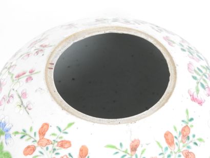 CHINE. Pot à gingembre en porcelaine à décor...