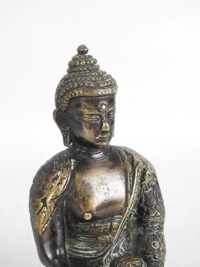 THAILANDE. Bouddha en bronze à patine partiellement...