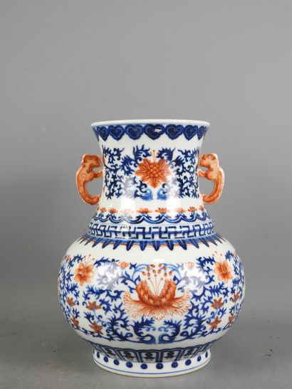 CHINE : Vase à deux anses en porcelaine blanc...
