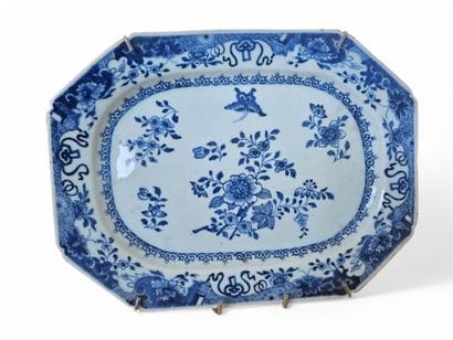 CHINE, XVIIIe.
Plat octogonal en porcelaine...