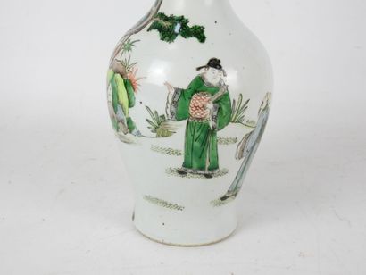CHINE : Vase de forme balustre en porcelaine...