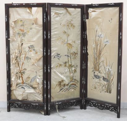 INDOCHINE: PARAVENT trois feuilles en bois...
