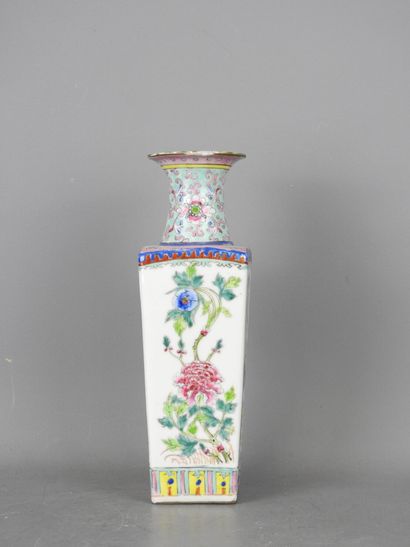 CHINA: Porcelain quadrangular vase with polychrome...