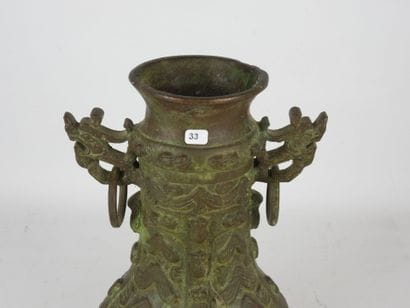 CHINE : Vase en bronze ciselé à décor géométrique...