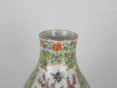 CHINE - Canton : Vase double gourde en porcelaine...