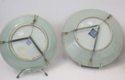 CHINE : Trois assiettes en porcelaine à décor...