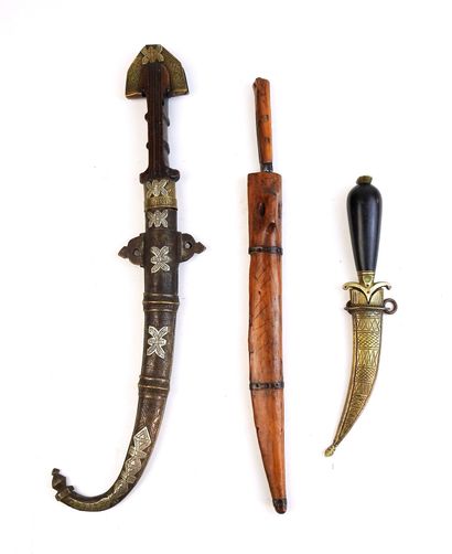 ARMES BLANCHES. Ensemble de 3 poignards divers...