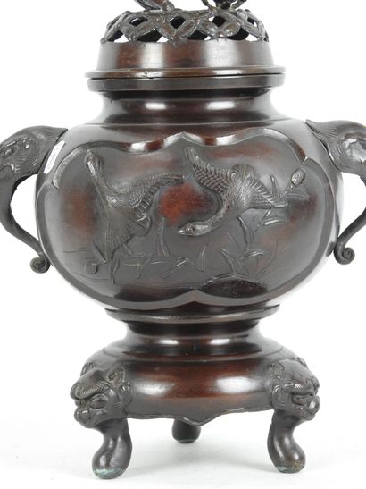JAPON : Brule-parfum tripode en bronze à...