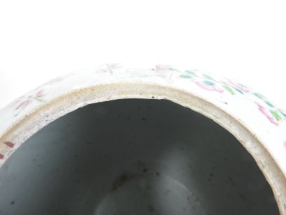 CHINE. Pot à gingembre en porcelaine à décor...