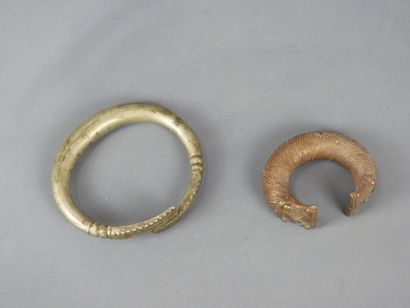 Deux bracelets. D. env. 8 cm.