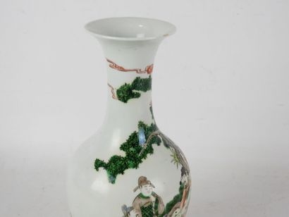 CHINE : Vase de forme balustre en porcelaine...
