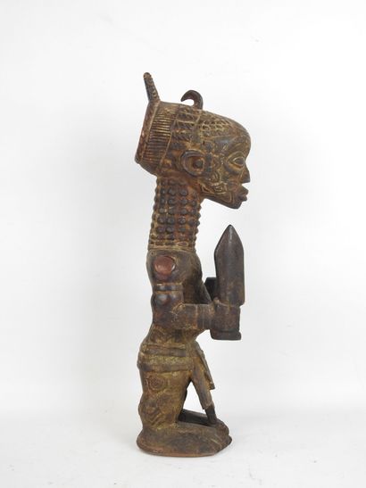 LULUA - Congo. Statue d'ancêtre vêtue d'un...