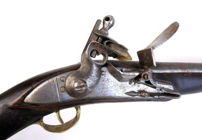 ARMES à FEU. Escopette à monture en noyer,...