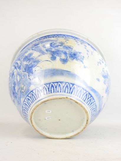 CHINE. Grand cache-pot en porcelaine blanc...
