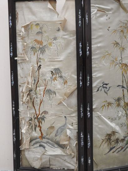 INDOCHINE: PARAVENT trois feuilles en bois...